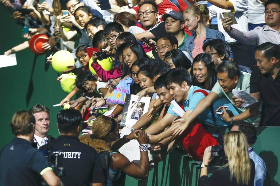 Serena Williams firma autografi a Singapore dopo la vittoria contro Eugenie Bouchard (Epa)